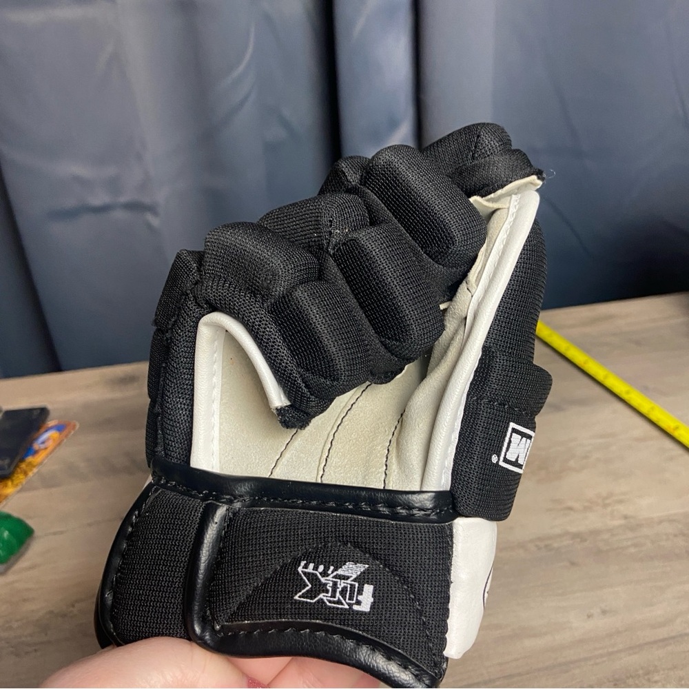 CCM‎ 452 Tacks, Black and White Hockey Glove, (1), Right Hand Glove, Small, 10” - Picture 2 of 9
